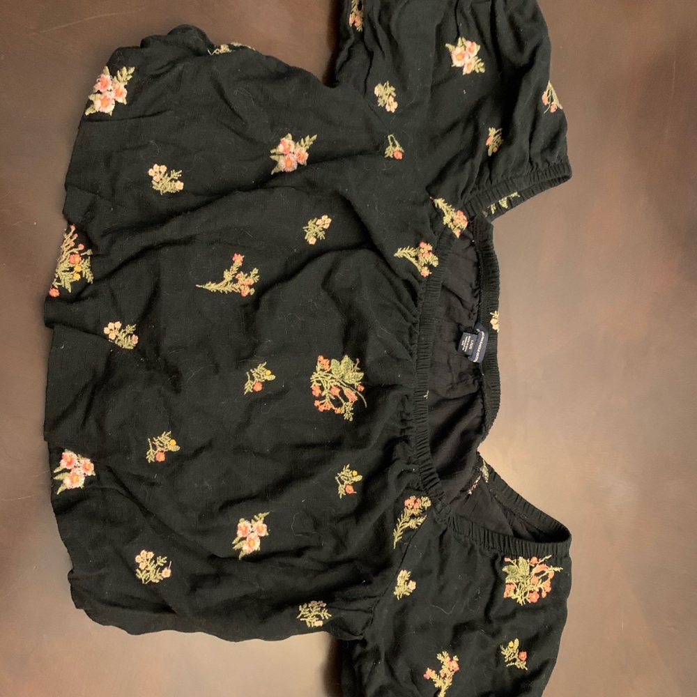 AE cropped shirt. Size L